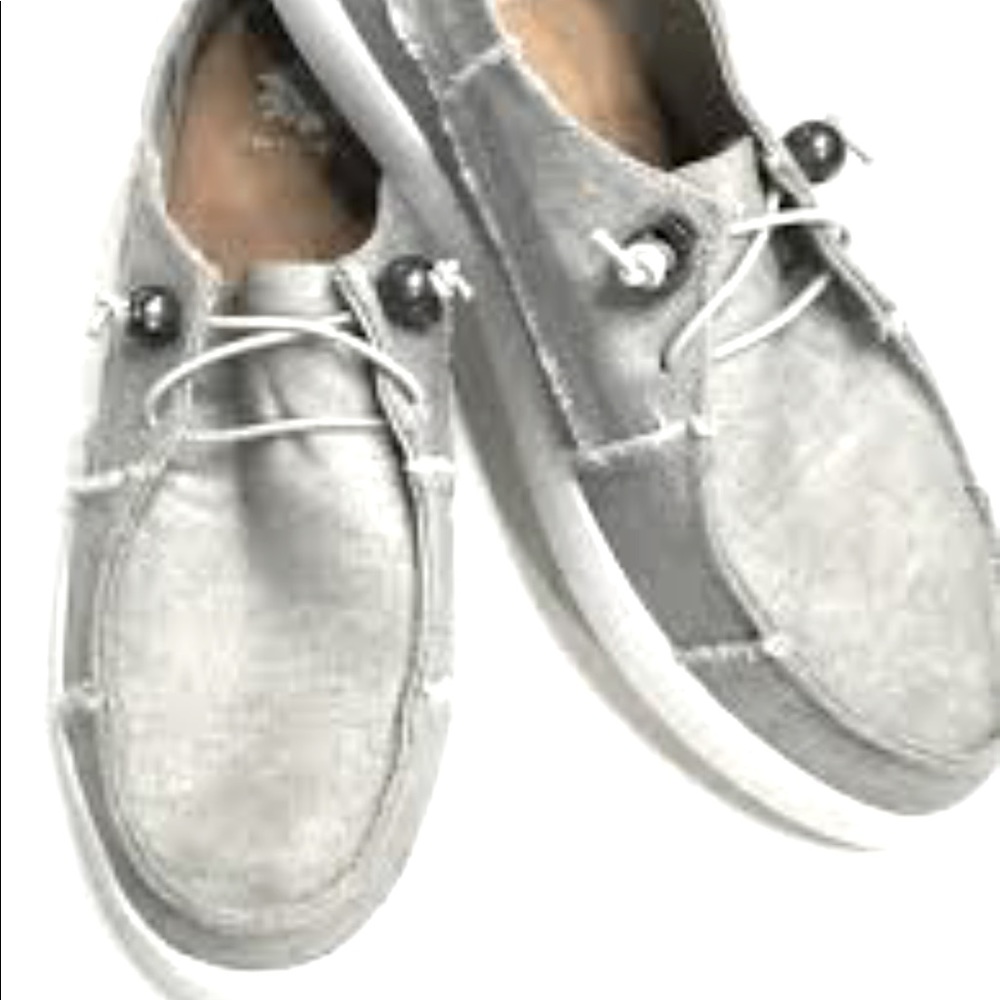 This canvas slip on is made of a simple medal.